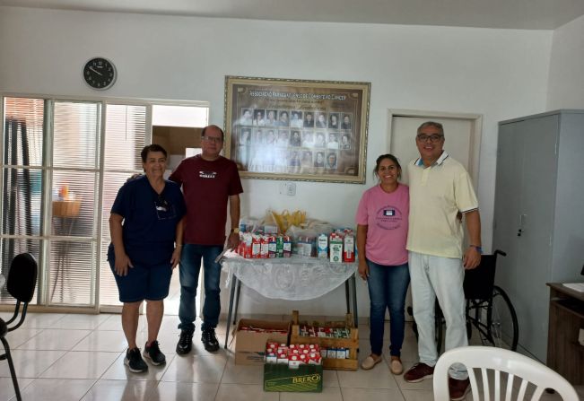 Departamento Municipal de Esporte e Lazer faz entrega de leite à Associação Paraguaçuense de Combate ao Câncer