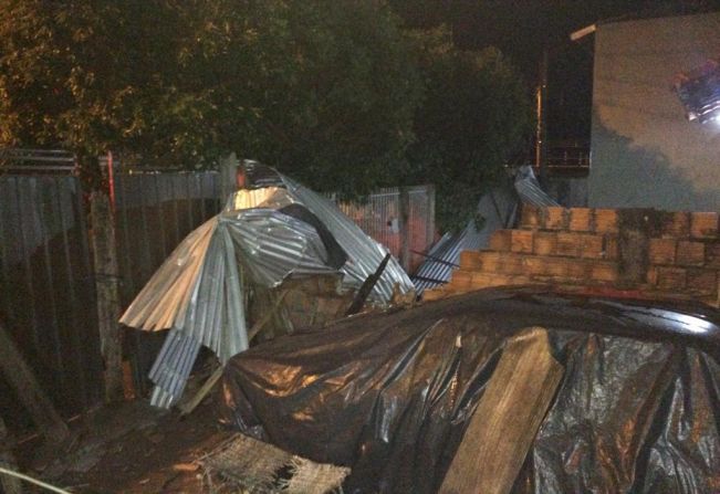 Defesa Civil de Paraguaçu atende famílias que tiveram casas destelhadas por forte ventania