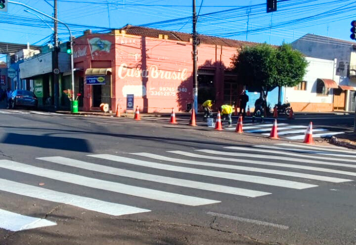 Prefeitura intensifica melhorias no trânsito com nova sinalização na Avenida Brasil