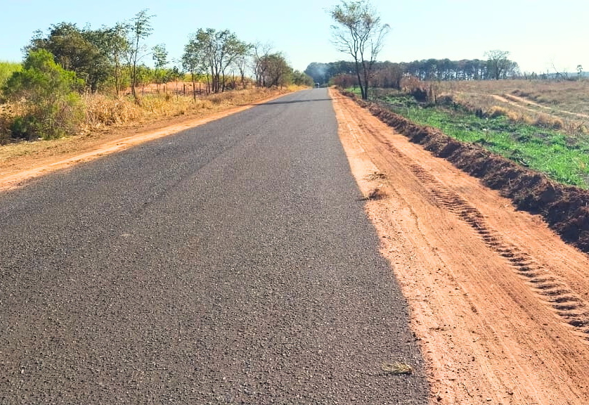 'Cavalaria' realiza limpeza completa no acostamento da vicinal de acesso à SP-421, próximo ao Grande Lago