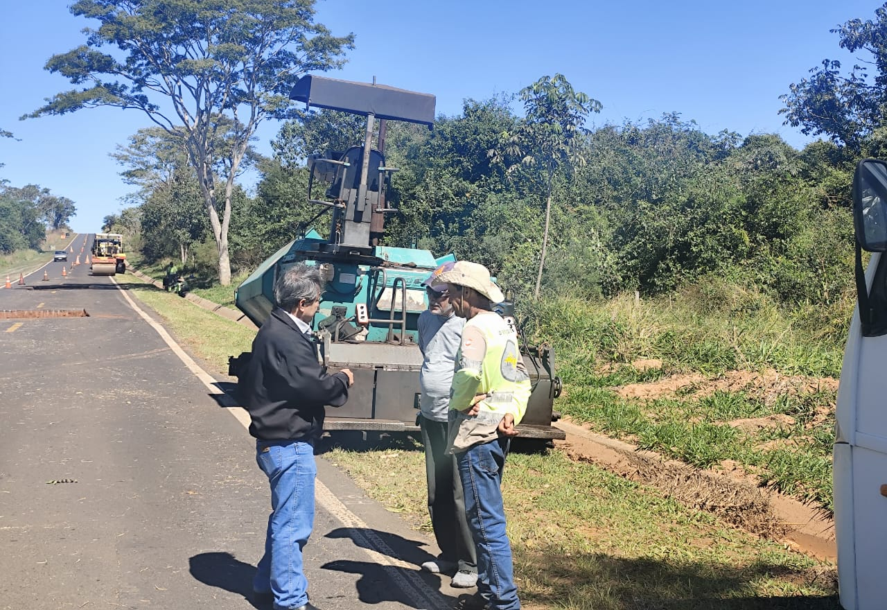 Prefeito de Paraguaçu Paulista vistoria obras de revitalização asfáltica entre Campinho e Borá