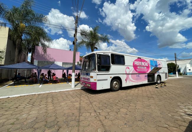 Ônibus de coleta de preventivo atende mulheres em Paraguaçu Paulista