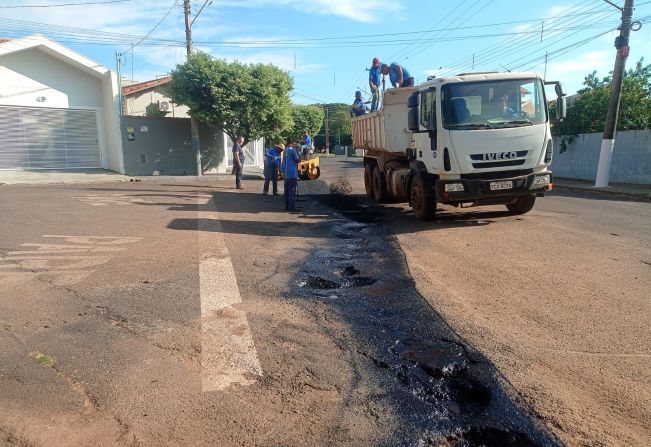 Departamento de Obras realiza mais uma etapa da Operação Tapa Buracos em ruas de Paraguaçu Paulista
