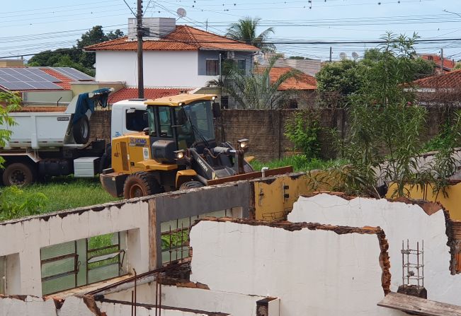 Máquinas pesadas iniciam demolição de parte do Ginásio João Pereira Hortal