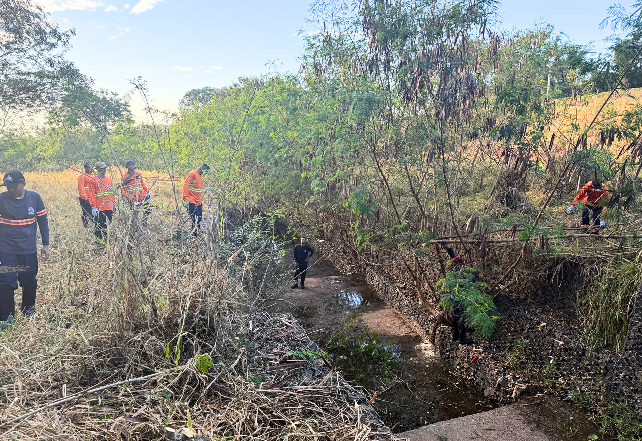 Limpeza de gabiões reforça drenagem e previne alagamentos em Paraguaçu Paulista