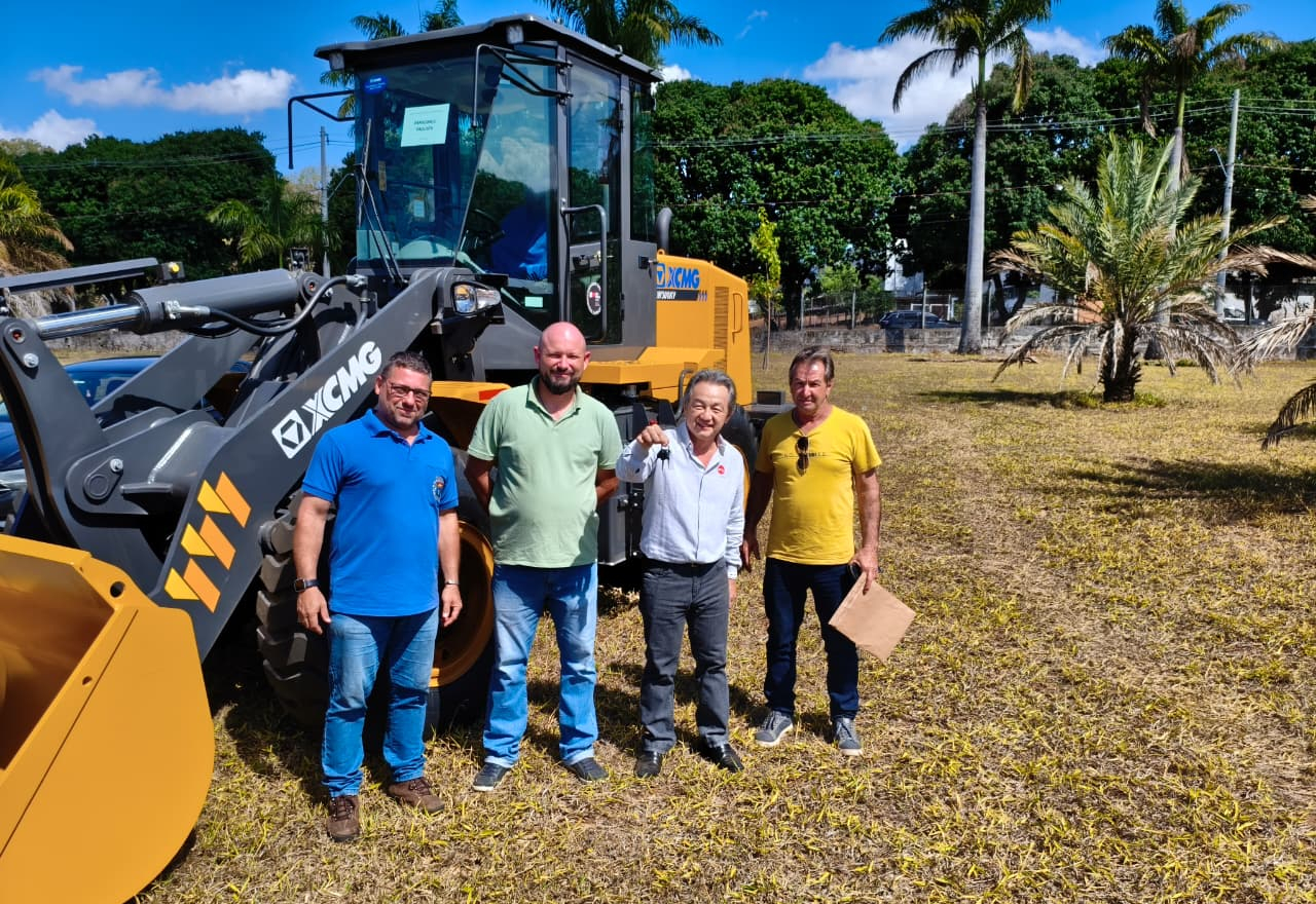 Paraguaçu Paulista é contemplada com pá carregadeira em ação estadual de fortalecimento ao campo