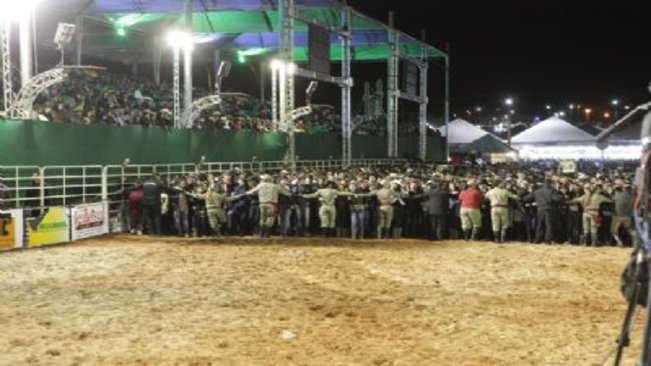 Show da segurança conduz público em segurança até a arena para shows principais