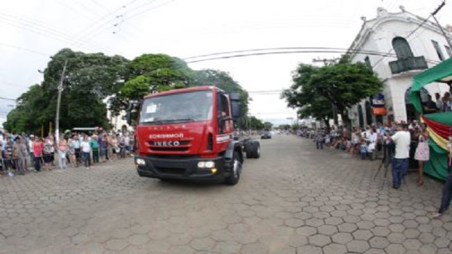 Parceria entre Prefeitura e Estado garante conquista de caminhão auto bomba tanque para Corpo de Bombeiros de Paraguaçu