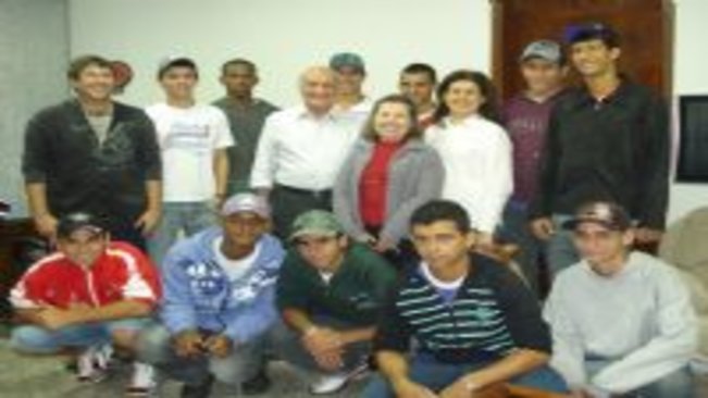 Futsal da Escola Maria Ângela – Campeão Estadual – é recebido pelo prefeito municipal