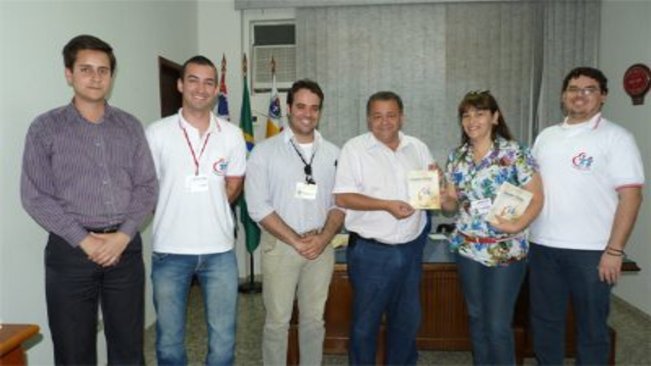 Prefeito Ediney recebe das mãos de Conselhos Tutelares Cartilha informativa comemorativa aos 21 anos do ECA