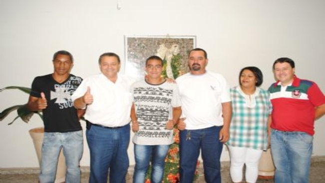 Ediney recebe garoto paraguaçuense contratado pelo São Paulo F.C.