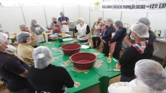 Cursos de processamento de mandioca e frutas no Pavilhão da Agricultura atraem grande número de interessados