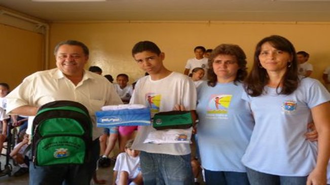 Prefeitura entrega mais de seis mil conjuntos de uniformes e mochilas escolares para o ano letivo de 2011