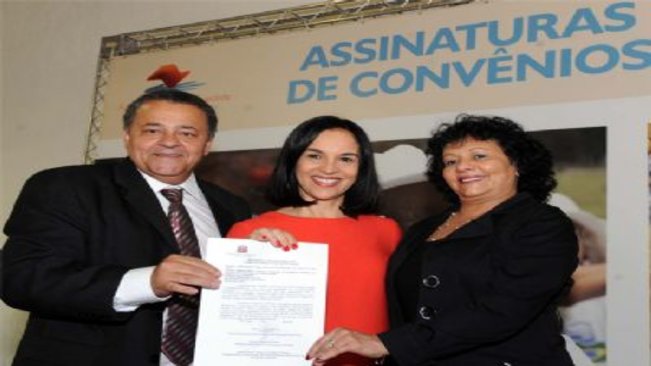 Prefeito Edinye e Primeira Dama Sônia assinam mais um convênio e Paraguaçu terá nova Padaria Artesanal