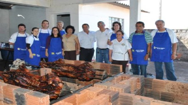 Prefeito e Primeira Dama de Paraguaçu prestigiam tradicional Porco no Rolete do Rotary Clube