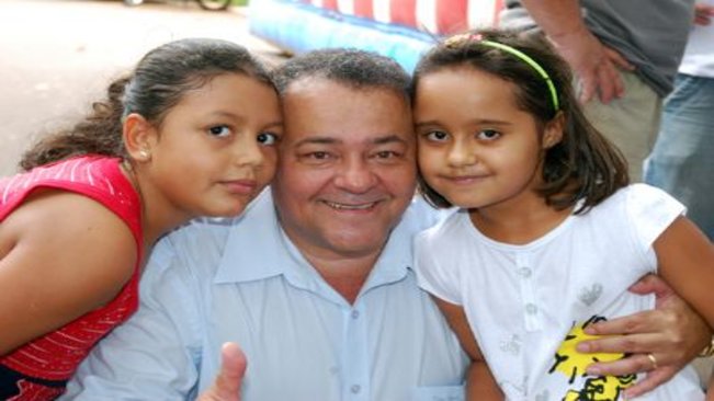 Famílias fazem questão de agradecer ao Prefeito Ediney pelo novo uniforme escolar