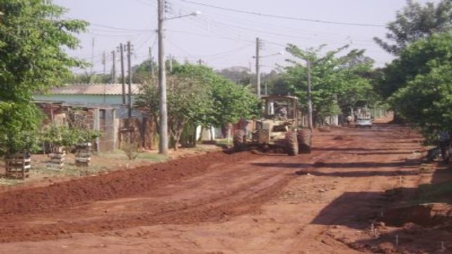 PREFEITURA INICIA ETAPA FINAL DO ASFALTAMENTO DO JARDIM TÊNIS CLUBE   Prefeito afirma: “Prioridade é levar asfalto para quem nunca teve”