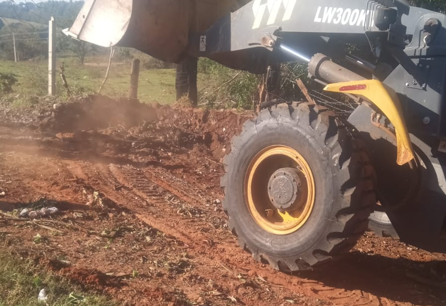 Prefeitura limpa acesso ao Rancho Alegre e alerta para risco de dengue com descarte irregular de lixo