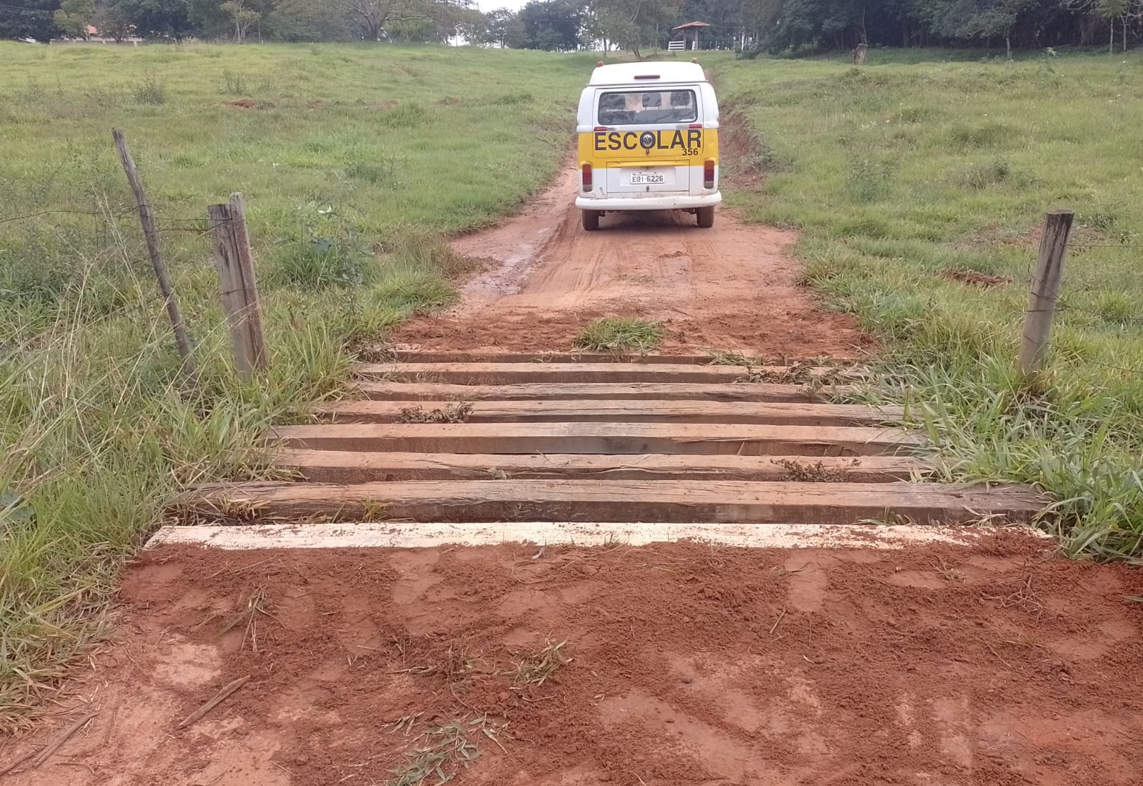 Prefeitura realiza manutenção de mata-burros no Campinho e garante segurança no trânsito rural