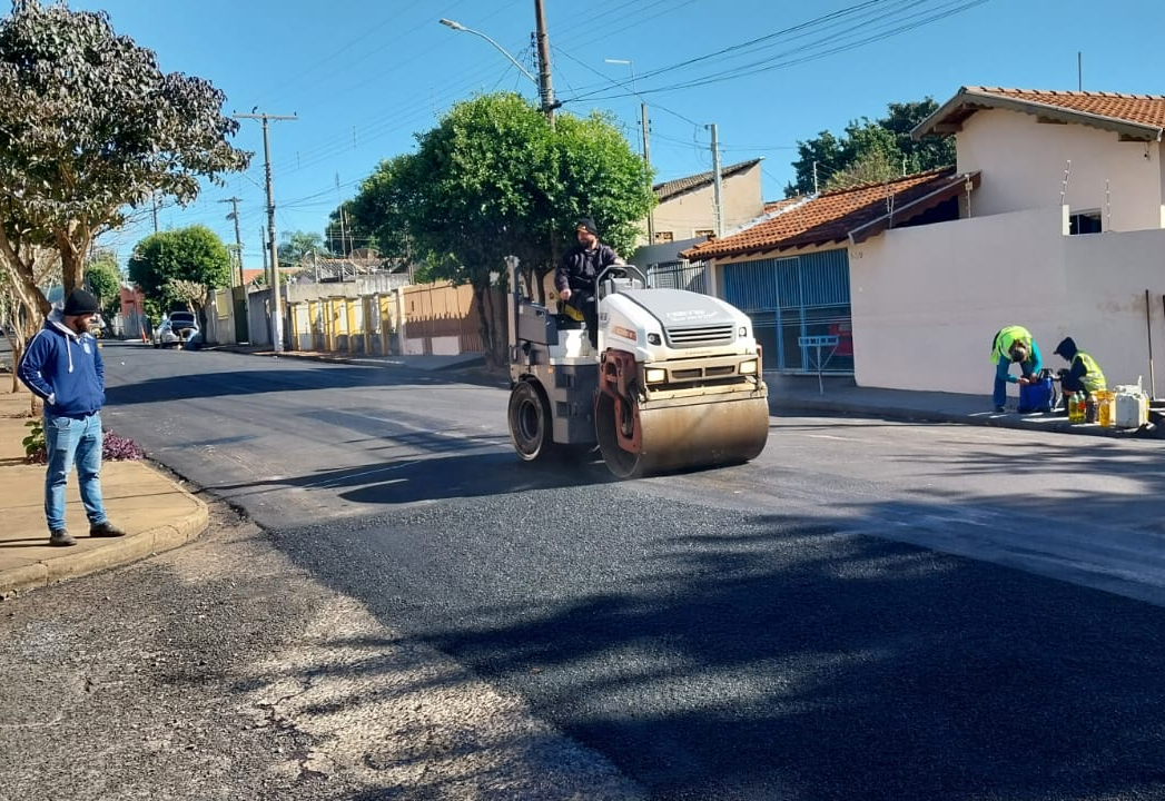 Secretaria Municipal de Obras segue com recape asfáltico em vias que apresentam maior deterioração
