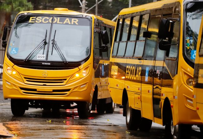 Prefeitura recebe mais 2 ônibus escolares