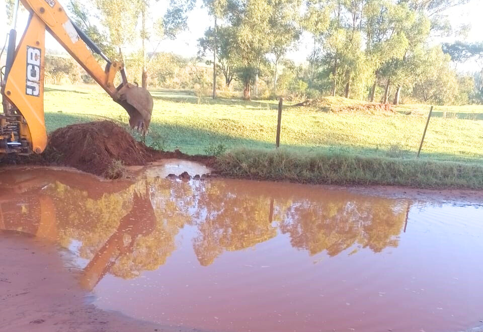 Secretaria Municipal de Obras trabalha na drenagem de água pluvial de estradas rurais