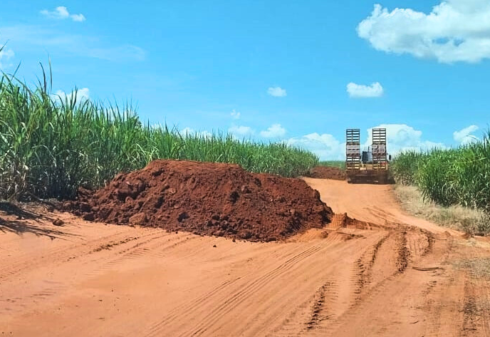 Prefeitura de Paraguaçu faz manutenção na estrada rural 'Água de Coco', que dá acesso a Lutécia e Borá