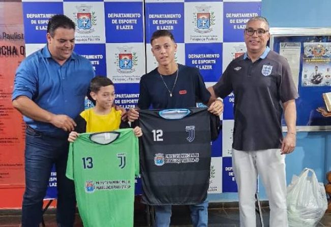 Uniformes esportivos adquiridos através de Emenda Impositiva são entregues em Paraguaçu Paulista