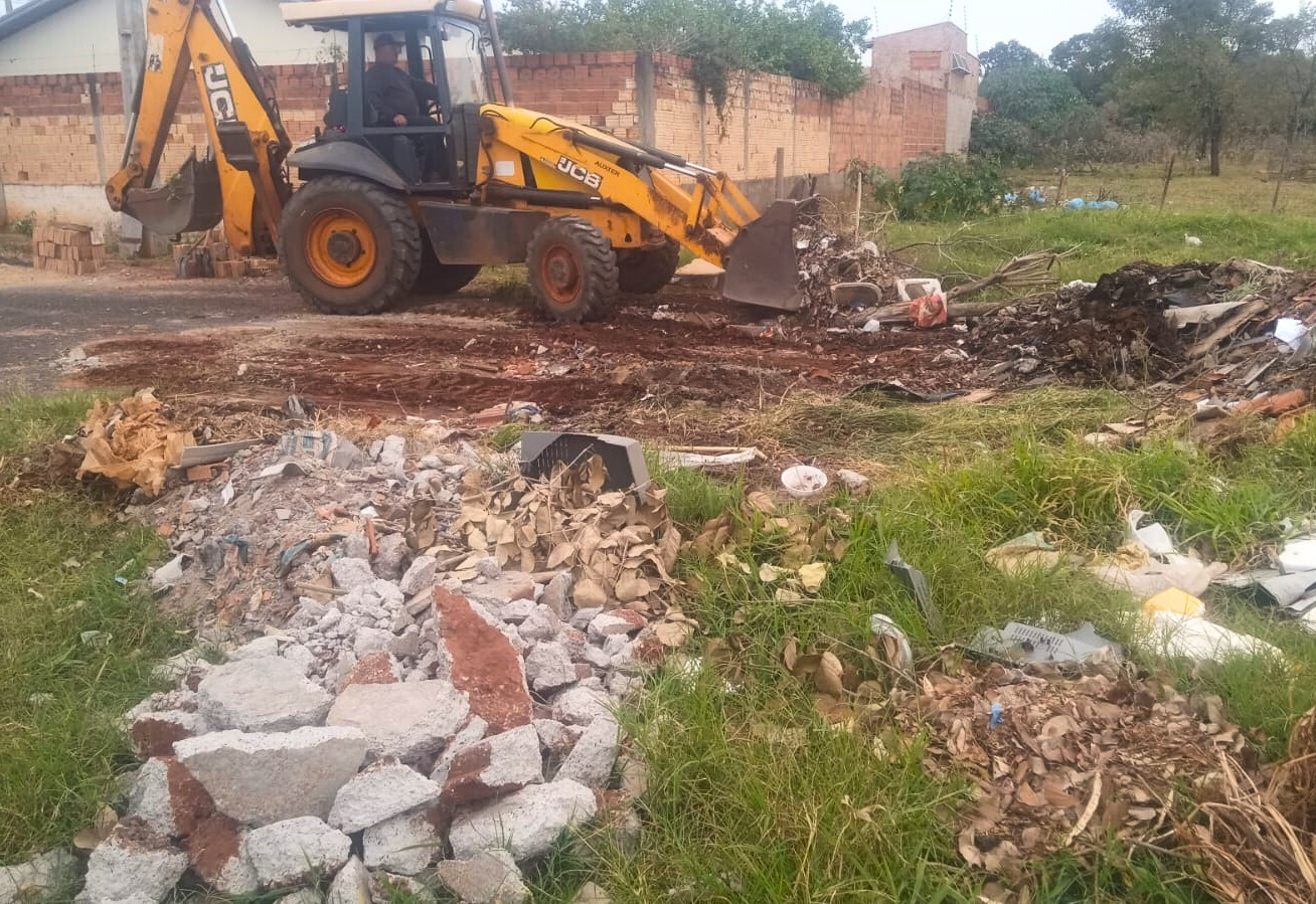 Descarte irregular é feito ao lado de residência no Conjunto Habitacional Lina Leuzzi