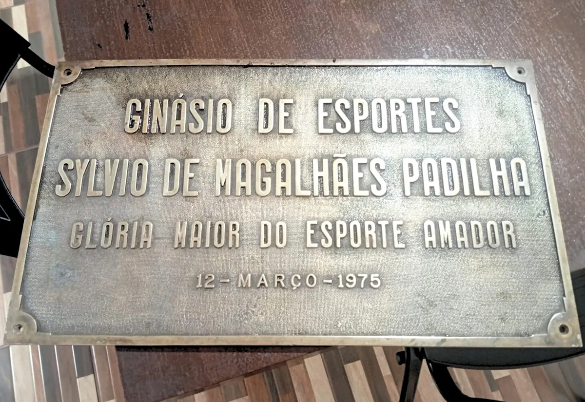 Placa histórica do Ginásio Padilha é reinstalada após 50 anos, marcando nova fase de revitalização