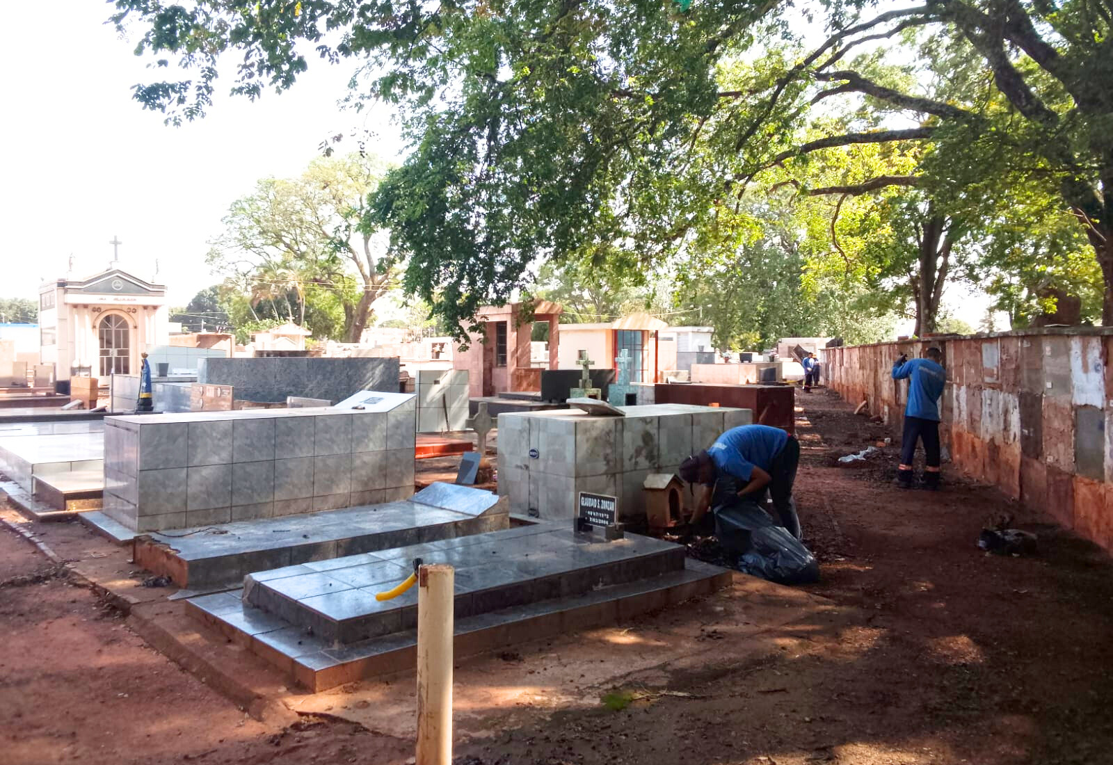 Prefeitura realiza mutirão de limpeza no Cemitério da Paz em preparação para o Dia de Finados