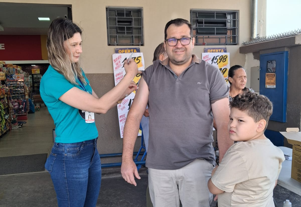 Secretaria de Saúde realiza ação especial de vacinação em mais um supermercado da cidade