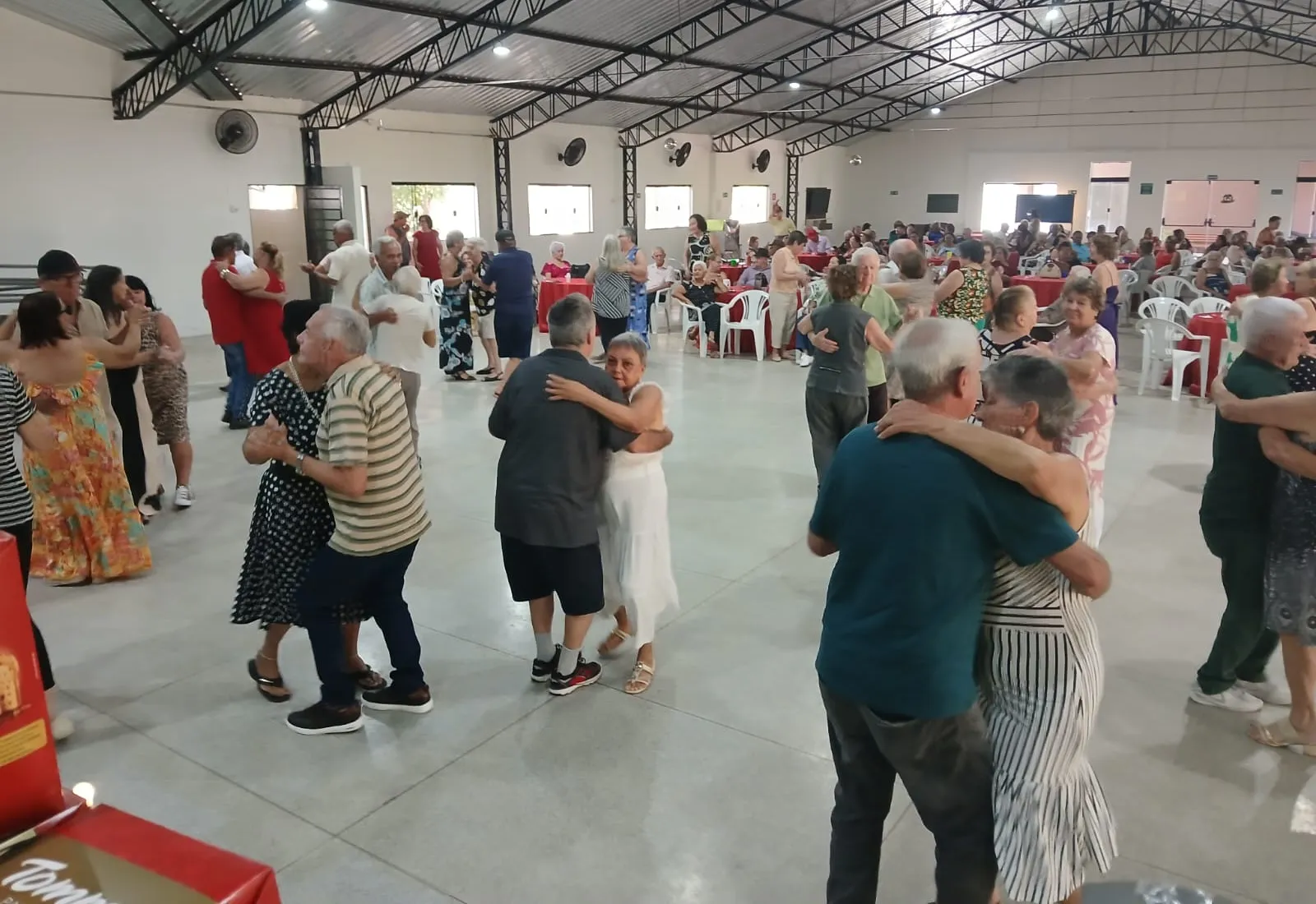 Almoço dançante encerra ano do CCI com integração e cuidado aos idosos