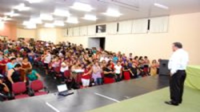 Aplaudido em pé, prefeito Ediney, anuncia pagamento de bônus e benefícios aos professores