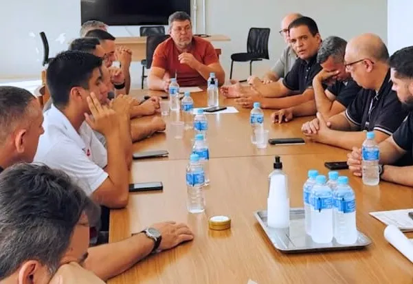 Reunião na Prefeitura aborda segurança na disposição de cabos nos postes de Paraguaçu Paulista