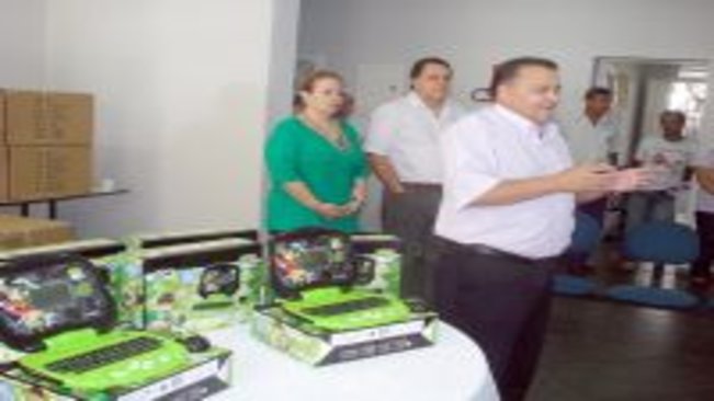 Prefeito entrega lap tops educacionais e “bebetecas” e reafirma importância do investimento na educação