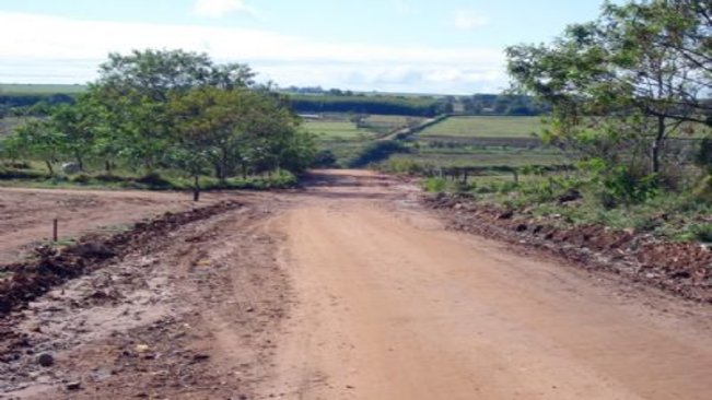 Estradas rurais são melhoradas pela prefeitura