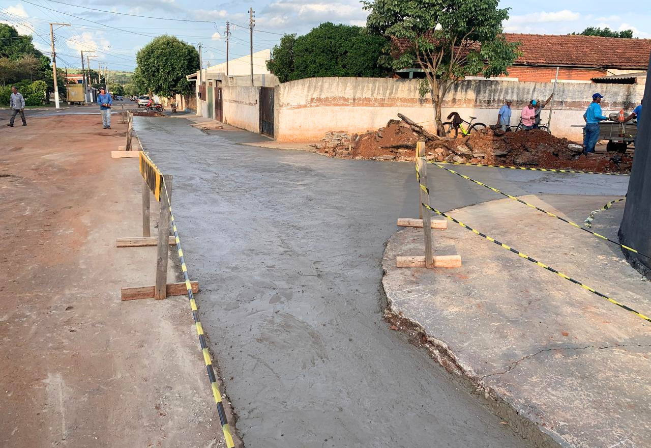 Para evitar que água invada casas, 