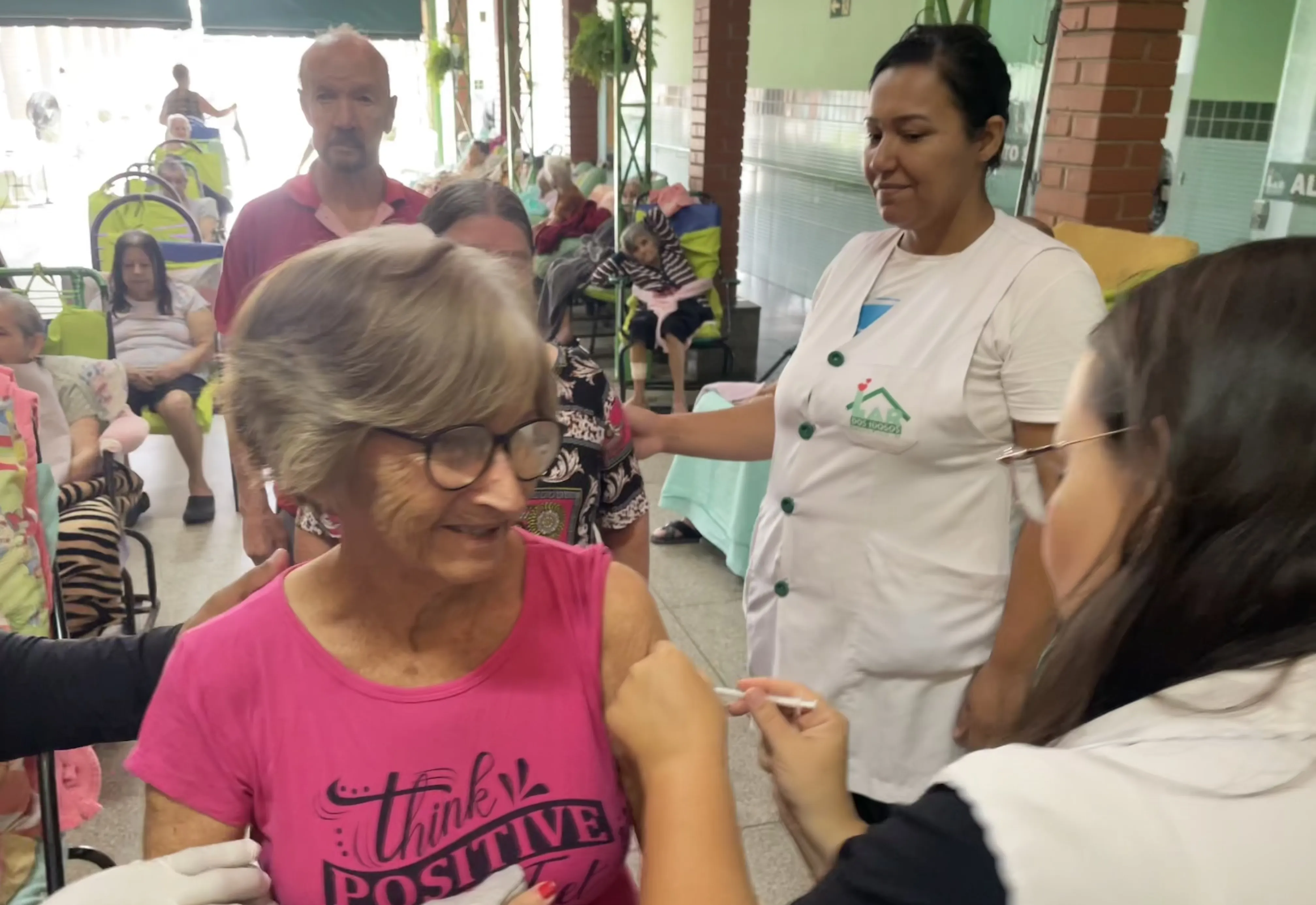 Secretaria de Saúde leva vacina da gripe ao Lar dos Idosos