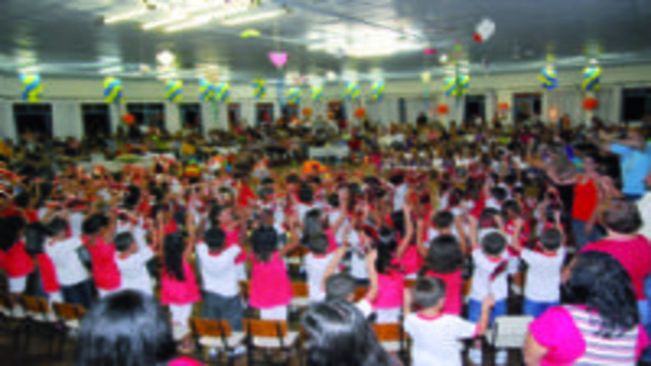 Formatura da educação infantil resgata brincadeiras e convida a todos para as brincadeiras de criança