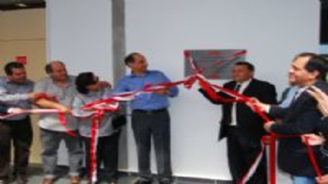 Paulo Skaf, Almira e Filhos, ao lado do prefeito Ediney denominam a Escola Sesi “Carlos Arruda Garms”