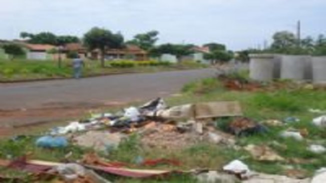 Lixo depositado nas ruas atrapalha manutenção e provoca prejuízo ao município