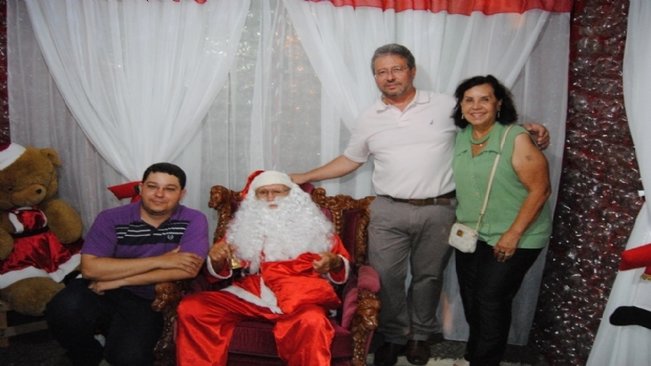 Cerca de cinco mil pessoas tomam a praça da Matriz para ver a chegada do Papai Noel