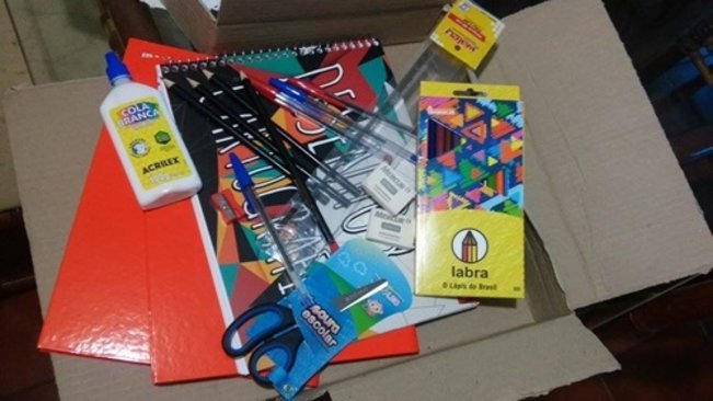 Educação municipal entrega kits de material escolar e uniformes aos alunos