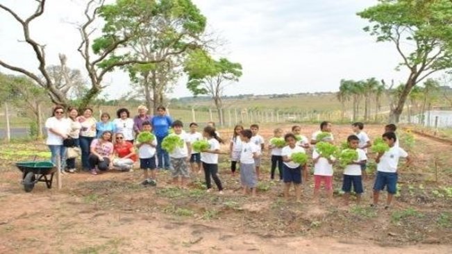 Primeira Dama de Paraguaçu visita Horta Educativa no CEA