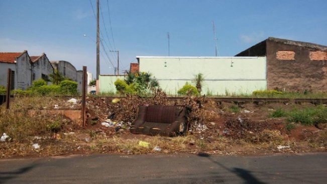 Mesmo com o “Cidade Limpa”, população ainda descarta lixo nas ruas