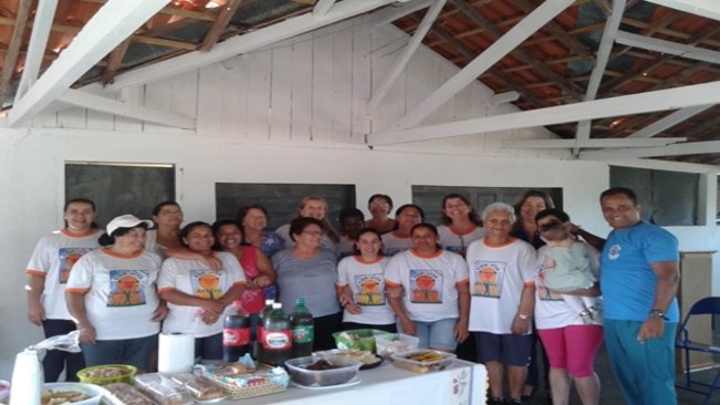 Integrantes do Projeto Vida Viva participam de confraternização