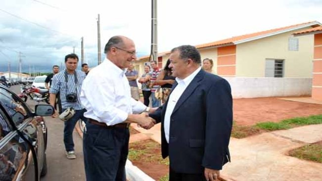 Prefeito e Governador entregam chaves aos mutuários do Residencial “Dona Lina Leuzzi” em Paraguaçu