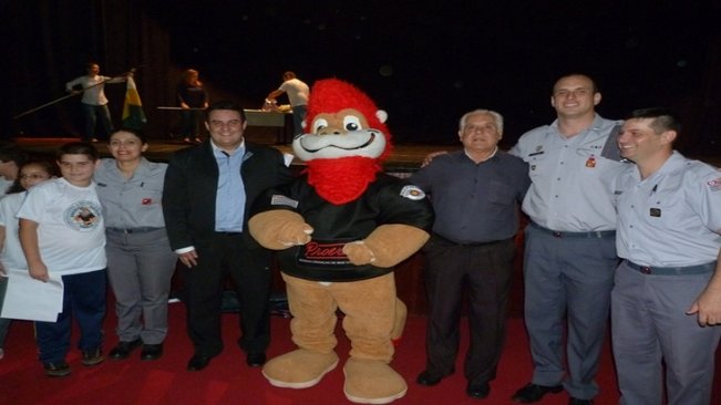 Policia Militar entrega certificados para estudantes do PROERD