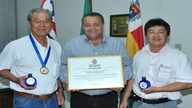 Representantes da Rádio Taissô de Paraguaçu entregam certificado de homenagem ao Prefeito Ediney